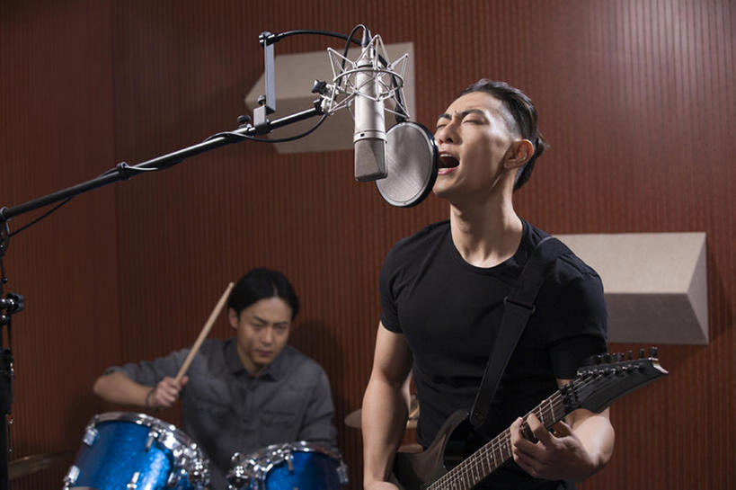 东方人,成年人,两个人,横图,室内,夜晚,正面,时尚,兴奋,友谊,热情,合作,团队,北京,中国,亚洲,乐队,表演,握,电吉他,鼓,吉他,乐器,弦乐器,音乐,休闲装,娱乐,表演者,现代,刺激,站着,张嘴,休闲,活力,握着,艺术家,摄影,唱,专心,录音棚,麦克风,录音,酷,享乐,扩音器,弹拨弦鸣乐器,爱好,吉他手,音乐人,鼓槌,张大嘴巴,东亚,陪同,爵士鼓,鼓手,陪伴,摇滚乐,男人,男性,年轻男性,亚洲人,中国人,年轻人,张开嘴,歌手,闭着眼睛,坐着,半身,彩图,数码录音机,数字录音器,摇摆舞,弹拨弦乐器,拨弦乐器,弹拨乐器,伴随,bj175