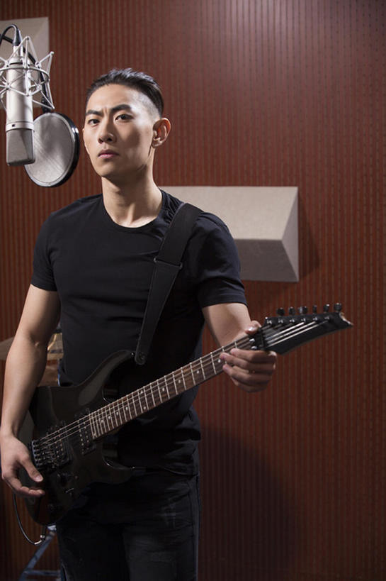 东方人,成年人,一个人,竖图,室内,夜晚,正面,时尚,热情,信心,北京,中国,亚洲,仅一个男性,仅一个人,表演,握,电吉他,吉他,乐器,弦乐器,音乐,注视,休闲装,娱乐,表演者,现代,仅一个年轻男性,观察,看,站着,休闲,活力,握着,艺术家,摄影,观看,唱,察看,录音棚,麦克风,录音,酷,享乐,关注,扩音器,弹拨弦鸣乐器,肖像,爱好,吉他手,音乐人,东亚,摇滚乐,男人,男性,年轻男性,亚洲人,中国人,年轻人,歌手,彩图,数码录音机,数字录音器,摇摆舞,弹拨弦乐器,拨弦乐器,弹拨乐器,bj175