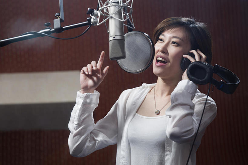 东方人,成年人,脸,头,脸颊,一个人,横图,室内,夜晚,正面,时尚,快乐,幸福,热情,北京,中国,亚洲,仅一个年轻女性,仅一个女性,仅一个人,表演,握,音乐,听,休闲装,娱乐,现代,肩膀,耳麦,手势,站着,张嘴,休闲,活力,握着,艺术家,摄影,唱,专心,录音棚,麦克风,录音,酷,享乐,扩音器,爱好,音乐人,张大嘴巴,东亚,年轻女性,女人,女性,亚洲人,中国人,年轻人,头部,脸部,脸蛋,面部,张开嘴,歌手,彩图,欢乐,数码录音机,数字录音器,打手势,bj175