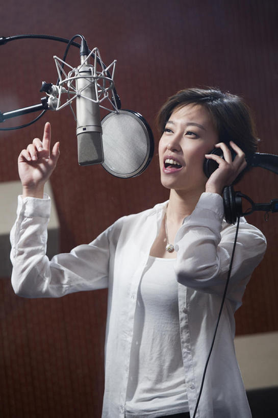 东方人,成年人,一个人,竖图,室内,夜晚,正面,时尚,快乐,幸福,热情,北京,中国,亚洲,仅一个年轻女性,仅一个女性,仅一个人,表演,握,音乐,听,休闲装,娱乐,现代,耳麦,手势,站着,张嘴,休闲,活力,握着,艺术家,摄影,唱,专心,录音棚,麦克风,录音,酷,享乐,扩音器,爱好,音乐人,张大嘴巴,东亚,年轻女性,女人,女性,亚洲人,中国人,年轻人,张开嘴,歌手,半身,彩图,欢乐,数码录音机,数字录音器,打手势,bj175