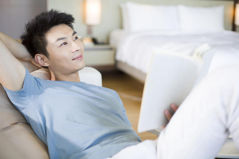 东方人,成年人,一个人,家庭,家,微笑,横图,室内,白天,正面,快乐,幸福,床,沙发,卧室,城市,建筑,北京,中国,亚洲,仅一个男性,仅一个人,抱头,握,房屋,公寓,T恤,休闲装,干净,现代,仅一个年轻男性,休闲,舒服,思考,温暖,温馨,一家人,短袖,放松,想,读,握着,摄影,生活方式,和睦,双手抱头,舒适,住房,享乐,简单,房地产,爱好,家居服,东亚,软垫,捧首,捧头,男人,男性,年轻男性,亚洲人,中国人,年轻人,书,休闲活动,躺着,仰卧,彩图,欢乐,融洽,bj175