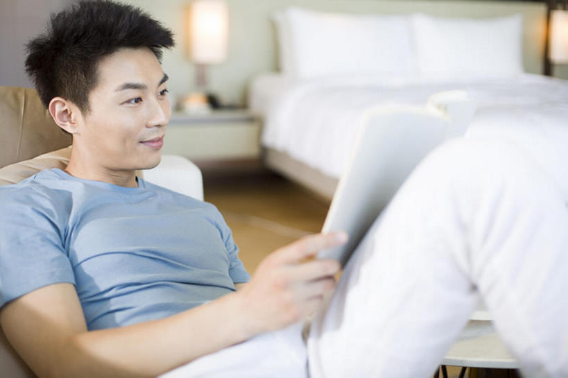 东方人,成年人,一个人,家庭,家,微笑,横图,室内,白天,正面,快乐,幸福,床,沙发,卧室,城市,建筑,北京,中国,亚洲,仅一个男性,仅一个人,握,房屋,公寓,T恤,休闲装,干净,现代,仅一个年轻男性,看,休闲,舒服,温暖,温馨,一家人,短袖,放松,读,握着,摄影,生活方式,和睦,舒适,住房,享乐,简单,房地产,爱好,家居服,东亚,软垫,男人,男性,年轻男性,亚洲人,中国人,年轻人,书,休闲活动,躺着,仰卧,彩图,欢乐,融洽,bj175