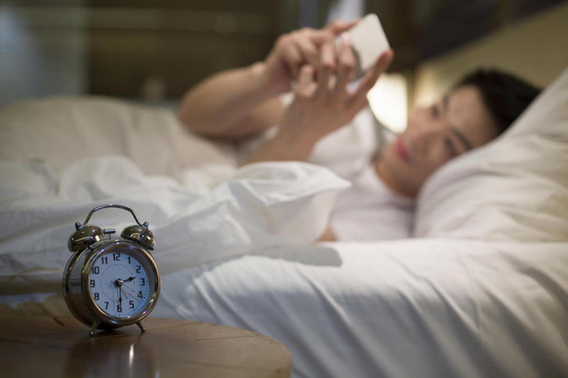 东方人,成年人,一个人,家,横图,室内,白天,正面,互联网,技术,床,卧室,城市,建筑,手机,闹钟,北京,中国,亚洲,仅一个男性,仅一个人,连接,握,房屋,公寓,联系,T恤,休闲装,现代,仅一个年轻男性,枕头,看,短袖,握着,摄影,生活方式,侧卧,午夜,住房,简单,发短信,房地产,网上冲浪,家居服,棉被,智能手机,东亚,计时工具,无线电技术,上网,男人,男性,年轻男性,亚洲人,中国人,年轻人,沟通,躺着,半身,彩图,bj175