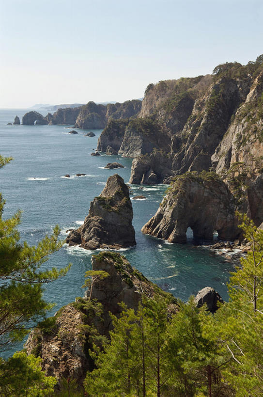 无人,码头,竖图,室外,白天,旅游,度假,海洋,美景,名胜古迹,日本,地形,海岸线,景观,悬崖,娱乐,树,风景,天空,自然,享受,休闲,景色,放松,摄影,宁静,岩层,自然风光,海景,岩手县,岩石,彩图,旅行,bj175