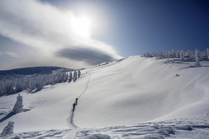 两个人,横图,室外,山,雪,日本,地形,冬天,风景,天空,滑雪运动,bj175