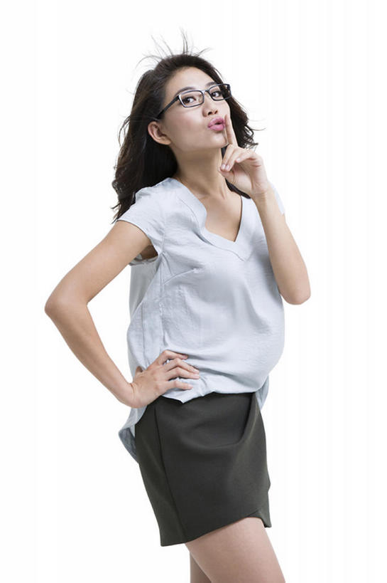 东方人,成年人,一个人,摸,竖图,留白,侧面,信心,北京,中国,亚洲,仅一个年轻女性,仅一个女性,仅一个人,抚摸,灰色背景,眼镜,注视,休闲装,手叉腰,观察,看,站着,休闲,短袖,摄影,观看,察看,高雅,关注,东亚,闭嘴,年轻女性,女人,女性,亚洲人,中国人,年轻人,触摸,接触,彩图,影棚拍摄,bj175