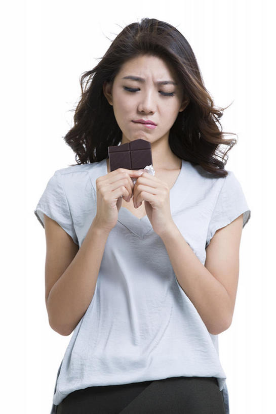 东方人,成年人,一个人,吃,竖图,留白,正面,北京,中国,亚洲,仅一个年轻女性,仅一个女性,仅一个人,握,灰色背景,沮丧,食品,休闲装,小吃,饮食,甜食,巧克力,看,站着,皱眉,短袖,诱惑,握着,摄影,控制,咬唇,瘦身,东亚,年轻女性,女人,女性,亚洲人,中国人,年轻人,彩图,影棚拍摄,bj175