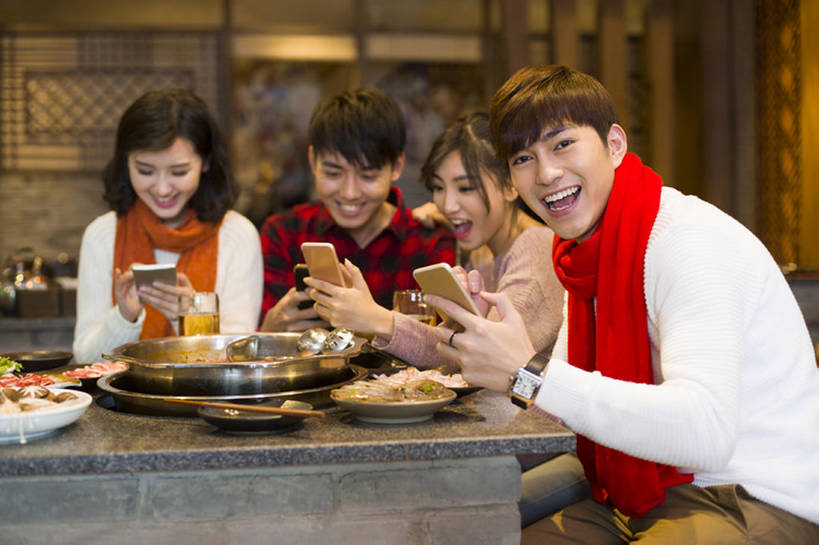 东方人,成年人,四个人,笑,吃,微笑,露齿笑,横图,室内,正面,毛衣,爱情,吃饭,聚会,快乐,友谊,幸福,餐桌,桌子,餐具,手机,北京,中国,春节,亚洲,握,沸腾,风俗,节日,庆祝,装饰,冬天,聚餐,美味,食品,饮品,浪漫,注视,休闲装,传统,火锅,饮食,餐饮,刺激,食物,饮料,围巾,中国菜,观察,看,休闲,温暖,温馨,恩爱,精神,亲密,握着,约会,恋人,摄影,生活方式,围脖,观看,保暖,华丽,照亮,点缀,和睦,察看,享乐,仪式,御寒,膳食,关注,可口,宴会,中国文化,发短信,典礼,智能手机,东亚,东亚文化,健康食物,陪同,衬托,美观,雅致,雅观,元旦,制度,适口,陪伴,男人,男性,年轻男性,年轻女性,女人,女性,亚洲人,中国人,年轻人,情侣,休闲活动,坐着,半身,彩图,欢乐,餐馆,伴侣,融洽,传统文化,好消息,传统节日,伴随
