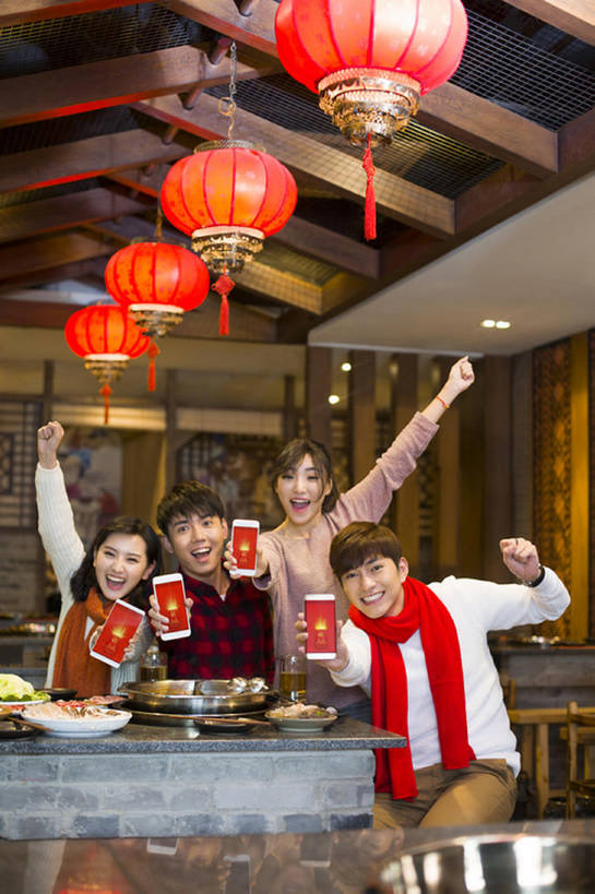 东方人,成年人,四个人,举,笑,微笑,露齿笑,竖图,室内,正面,毛衣,爱情,吃饭,聚会,快乐,兴奋,友谊,幸福,技术,餐桌,桌子,餐具,手机,照明,北京,中国,春节,亚洲,握,沸腾,风俗,节日,欢呼,庆祝,装饰,灯笼,屏幕,纸灯笼,冬天,聚餐,美味,食品,触摸屏,饮品,浪漫,注视,休闲装,传统,火锅,饮食,餐饮,刺激,食物,饮料,围巾,灯具,中国菜,观察,看,托,休闲,温暖,温馨,恩爱,精神,亲密,握着,约会,恋人,摄影,红包,生活方式,围脖,观看,保暖,华丽,照亮,点缀,和睦,察看,享乐,仪式,御寒,膳食,照明设备,关注,可口,宴会,中国文化,发短信,出示,典礼,智能手机,东亚,东亚文化,健康食物,陪同,衬托,美观,雅致,雅观,无线电技术,元旦,制度,适口,陪伴,男人,男性,年轻男性,年轻女性,女人,女性,亚洲人,中国人,年轻人,情侣,休闲活动,举起,举手,举着,向上举,向上伸,向上托,坐着,半身,彩图,欢乐,餐馆,伴侣,融洽,传统文化,好消息,传统节日,伴随