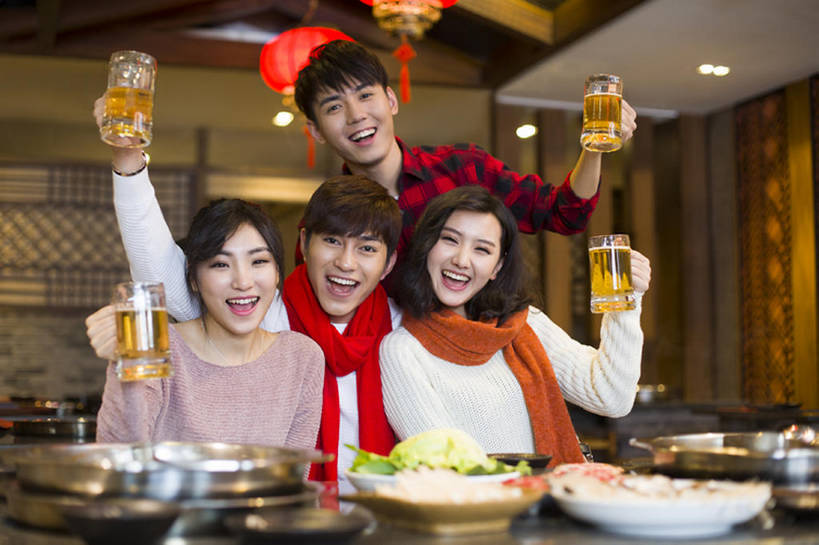 啤酒,东方人,成年人,四个人,笑,吃,微笑,露齿笑,横图,室内,正面,毛衣,爱情,吃饭,聚会,快乐,友谊,幸福,餐桌,桌子,蔬菜,杯子,餐具,照明,北京,中国,春节,亚洲,喝,握,沸腾,风俗,节日,庆祝,装饰,灯笼,纸灯笼,冬天,肉,聚餐,美味,食品,酒类,饮品,浪漫,注视,休闲装,传统,火锅,饮食,餐饮,刺激,玻璃制品,食物,饮料,水杯,围巾,灯具,中国菜,观察,看,休闲,温暖,温馨,恩爱,精神,亲密,举杯,握着,约会,恋人,摄影,生活方式,围脖,观看,保暖,华丽,照亮,点缀,和睦,察看,享乐,仪式,合影,御寒,膳食,照明设备,关注,可口,宴会,中国文化,典礼,东亚,东亚文化,健康食物,陪同,衬托,美观,雅致,雅观,元旦,制度,适口,陪伴,男人,男性,年轻男性,年轻女性,女人,女性,亚洲人,中国人,年轻人,情侣,玻璃杯,休闲活动,张开手臂,坐着,半身,彩图,欢乐,餐馆,伴侣,融洽,传统文化,传统节日,伴随