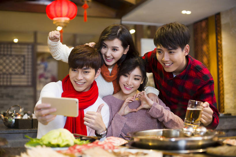 啤酒,东方人,成年人,四个人,笑,吃,微笑,露齿笑,横图,室内,正面,毛衣,爱情,吃饭,聚会,快乐,友谊,幸福,智慧,技术,餐桌,桌子,蔬菜,杯子,餐具,手机,照明,北京,中国,春节,亚洲,握,沸腾,突出,风俗,节日,庆祝,装饰,灯笼,纸灯笼,冬天,肉,聚餐,美味,食品,酒类,饮品,浪漫,休闲装,称赞,表扬,传统,火锅,饮食,餐饮,玻璃制品,食物,饮料,拍照,水杯,围巾,灯具,中国菜,手势,休闲,温暖,温馨,恩爱,精神,亲密,竖,握着,自拍,约会,恋人,摄影,生活方式,围脖,翘,保暖,高,华丽,照亮,点缀,和睦,享乐,仪式,夸奖,优秀,御寒,膳食,照明设备,可口,宴会,中国文化,典礼,智能手机,东亚,东亚文化,健康食物,陪同,好,妙,顺利,出色,超群,杰出,卓越,奇妙,衬托,美观,雅致,雅观,无线电技术,元旦,制度,适口,陪伴,聪明,男人,男性,年轻男性,年轻女性,女人,女性,亚洲人,中国人,年轻人,心型,大拇指,情侣,玻璃杯,休闲活动,坐着,半身,彩图,欢乐,照相,餐馆,伴侣,融洽,打手势,传统文化,传统节日,伴随