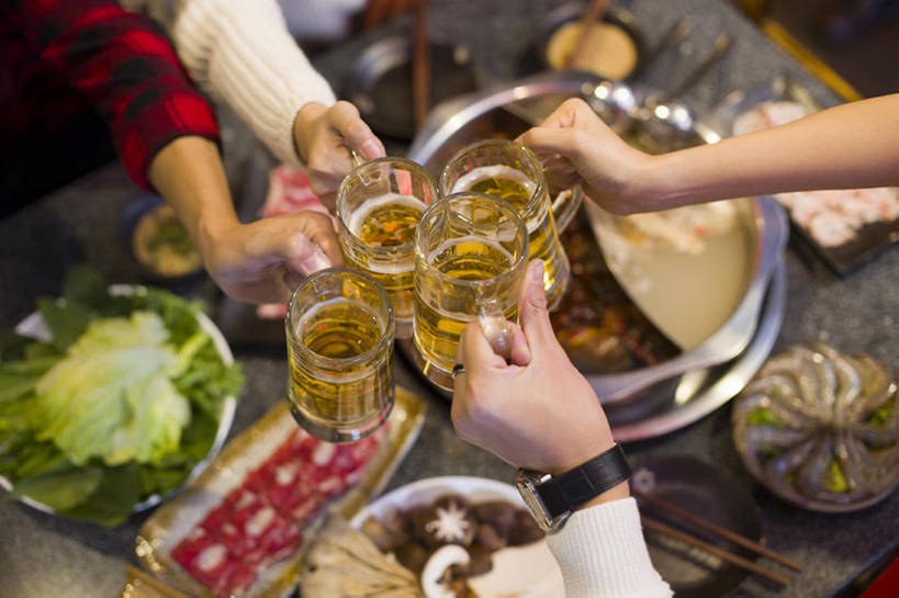 啤酒,东方人,成年人,手,四个人,横图,室内,吃饭,聚会,快乐,友谊,幸福,餐桌,桌子,蔬菜,杯子,餐具,北京,中国,春节,亚洲,喝,握,沸腾,风俗,节日,庆祝,肉,聚餐,美味,食品,酒类,饮品,休闲装,传统,火锅,饮食,餐饮,玻璃制品,食物,饮料,水杯,中国菜,休闲,精神,亲密,举杯,握着,摄影,生活方式,部分,照亮,享乐,仪式,膳食,可口,宴会,中国文化,典礼,东亚,东亚文化,健康食物,陪同,元旦,制度,适口,陪伴,男人,男性,年轻男性,年轻女性,女人,女性,亚洲人,中国人,年轻人,玻璃杯,休闲活动,张开手臂,彩图,高角度拍摄,欢乐,餐馆,传统文化,传统节日,伴随