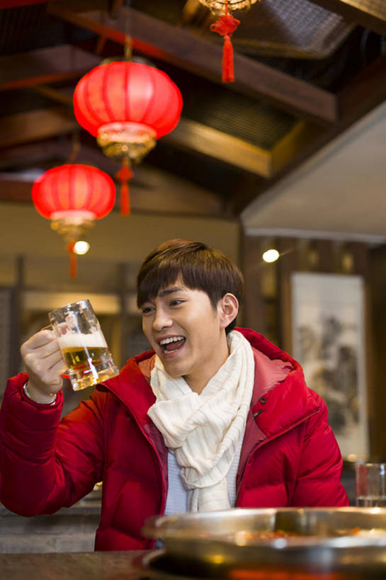 啤酒,东方人,成年人,一个人,笑,微笑,露齿笑,竖图,室内,正面,吃饭,快乐,幸福,餐桌,桌子,杯子,餐具,照明,北京,中国,春节,亚洲,仅一个男性,仅一个人,喝,握,风俗,节日,庆祝,装饰,灯笼,纸灯笼,冬天,美味,食品,酒类,饮品,休闲装,传统,火锅,饮食,餐饮,玻璃制品,食物,饮料,仅一个年轻男性,水杯,围巾,灯具,中国菜,张嘴,休闲,温暖,精神,握着,摄影,生活方式,围脖,保暖,华丽,照亮,点缀,享乐,仪式,御寒,膳食,照明设备,可口,中国文化,典礼,张大嘴巴,东亚,东亚文化,健康食物,衬托,美观,雅致,雅观,元旦,制度,适口,男人,男性,年轻男性,亚洲人,中国人,年轻人,玻璃杯,张开嘴,坐着,半身,彩图,欢乐,餐馆,传统文化,冬衣,传统节日