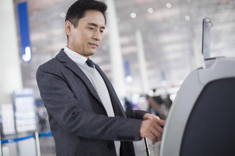 东方人,成年人,中年人,老年人,一个人,商务人士,商务男性,机场,横图,室内,白天,正面,衬衫,商务,快乐,城市,建筑,北京,中国,亚洲,仅一个男性,仅一个人,仅一个中年男性,乘客,套装,正装,领带,交通,大厅,外套,看,站着,职业,运输,摄影,生活方式,便利,公共设施,经理,购买,候机室,商务装,工薪阶层,自动化,东亚,售票机,老年男性,男人,男性,中年男性,亚洲人,中国人,白领,上班族,外衣,半身,彩图,衬衣,旅行,办公室职员,机票,商务旅行