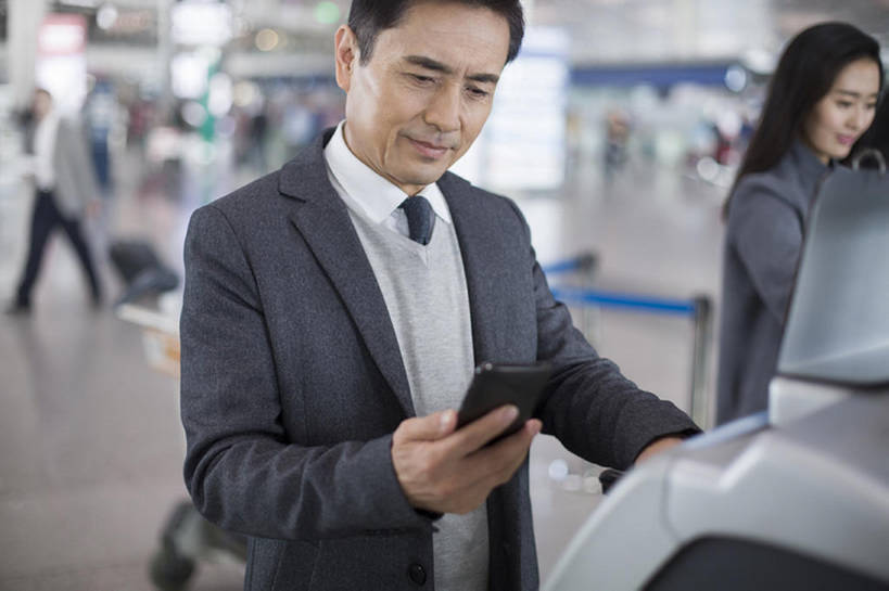 东方人,成年人,中年人,老年人,一个人,商务人士,商务男性,机场,微笑,横图,室内,白天,正面,衬衫,商务,快乐,技术,城市,建筑,手机,北京,中国,亚洲,仅一个男性,仅一个人,仅一个中年男性,乘客,套装,正装,领带,交通,大厅,外套,看,站着,职业,运输,摄影,生活方式,便利,公共设施,经理,购买,候机室,商务装,工薪阶层,智能手机,自动化,东亚,售票机,无线电技术,老年男性,男人,男性,中年男性,亚洲人,中国人,白领,上班族,外衣,半身,彩图,衬衣,旅行,办公室职员,机票,商务旅行