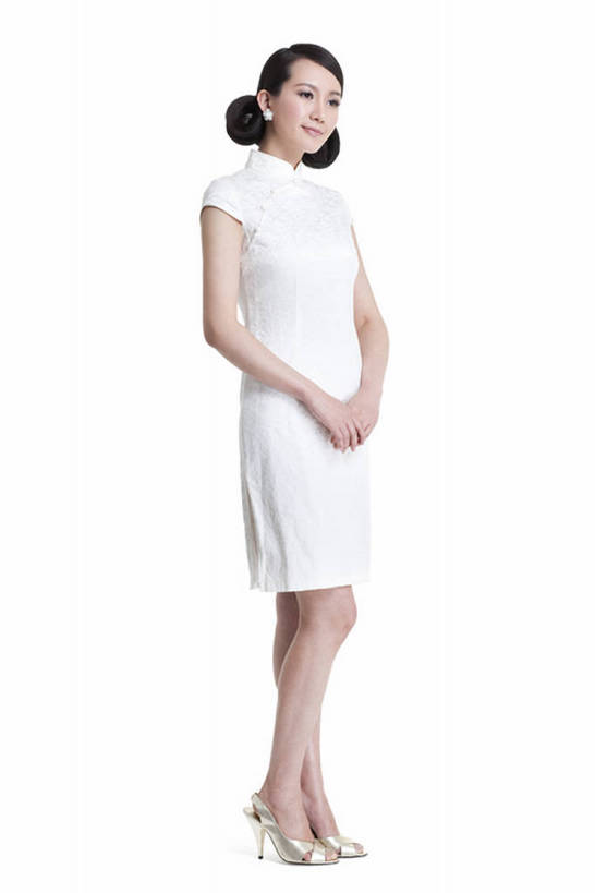 东方人,成年人,一个人,站,微笑,竖图,留白,白色背景,正面,快乐,幸福,复古,北京,中国,亚洲,仅一个年轻女性,仅一个女性,仅一个人,旗袍,古典,传统,白色,美女,摄影,影棚,皮肤,光滑,高雅,优美,享乐,发髻,中国文化,摄影棚,肖像,东亚,柔和,细腻,平滑,名媛,年轻女性,女人,女性,亚洲人,中国人,年轻人,发型,彩图,全身,影棚拍摄,传统服装,欢乐,拍摄,魅力,传统文化,美人,bj175