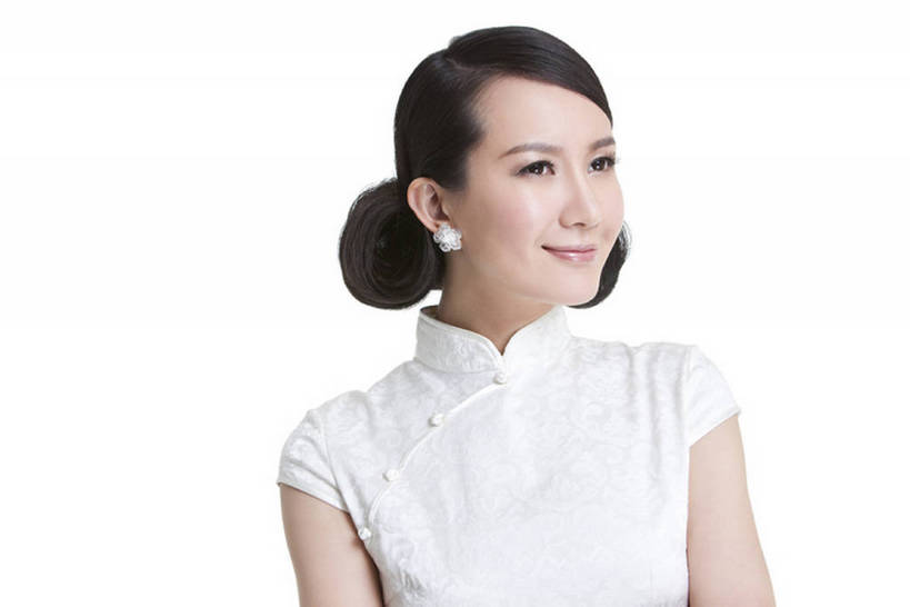 东方人,成年人,脸,头,脸颊,一个人,微笑,横图,留白,白色背景,正面,快乐,幸福,复古,北京,中国,亚洲,仅一个年轻女性,仅一个女性,仅一个人,旗袍,古典,传统,肩膀,白色,美女,摄影,影棚,皮肤,光滑,高雅,优美,享乐,发髻,中国文化,摄影棚,肖像,东亚,柔和,细腻,平滑,名媛,年轻女性,女人,女性,亚洲人,中国人,年轻人,头部,发型,脸部,脸蛋,面部,彩图,影棚拍摄,传统服装,欢乐,拍摄,魅力,传统文化,美人,bj175