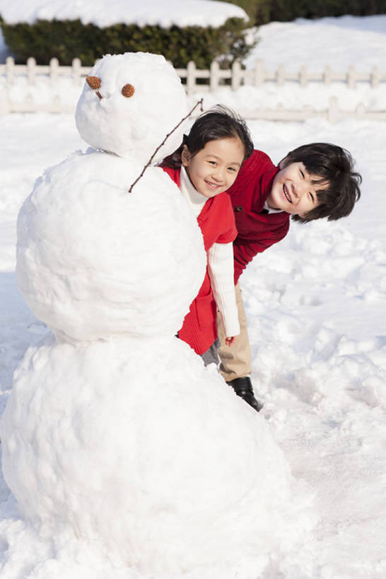 快乐的孩子们堆雪人