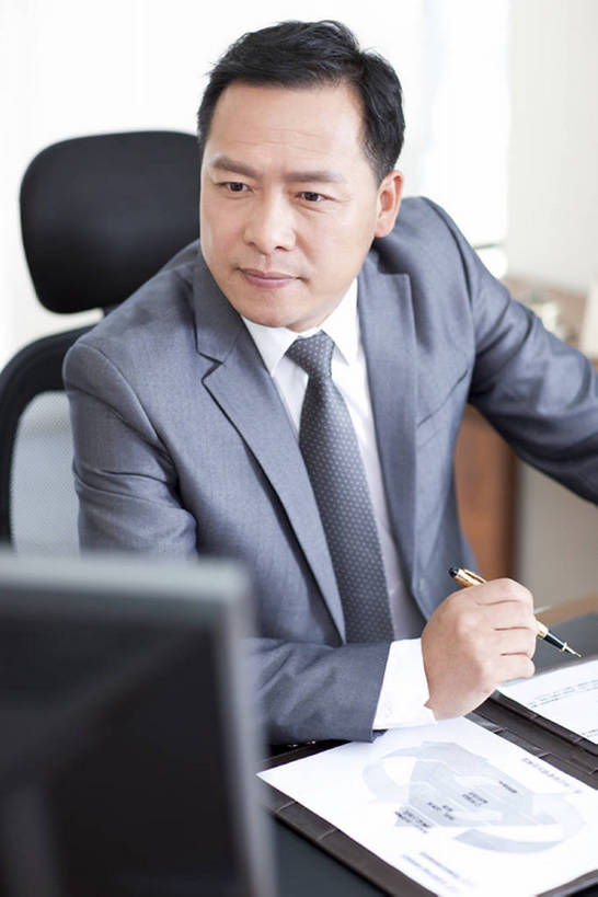 东方人,成年人,中年人,老年人,一个人,商务人士,商务男性,办公室,坐,竖图,俯视,室内,白天,正面,衬衫,商务,成功,计划,签字,互联网,技术,桌子,椅子,北京,中国,亚洲,仅一个男性,仅一个人,仅一个中年男性,敲打,写,套装,正装,工作,文件,办公用品,领带,输入,现代,书桌,文具,学习用品,打字,职业,办公大楼,同意,想,摄影,生活方式,技巧,签名,合同,点击,敲击,办公椅,文具用品,专心,企业,公司,成就,手艺,墨水笔,商务装,网上冲浪,工薪阶层,东亚,计划书,完成,无线电技术,技能,技艺,筹划,打算,按键,计算机,老年男性,男人,男性,中年男性,亚洲人,中国人,白领,上班族,半身,彩图,高角度拍摄,衬衣,妙技,办公室职员,本领,首席执行官,bj175