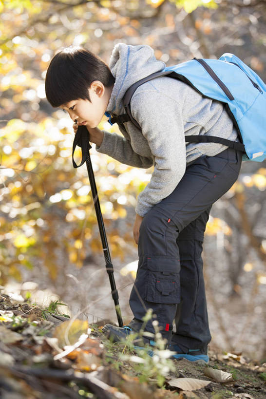 东方人,儿童,一个人,站,攀登,竖图,室外,白天,侧面,运动服,旅游,度假,探险,幸福,纯洁,美景,森林,山,树林,北京,中国,亚洲,仅一个男性,仅一个人,行人,游客,游人,握,服装,检查,景观,郊区,俯身,注视,休闲装,娱乐,路人,旅客,树,树叶,小孩,衣服,黄色,自然,背包,观察,看,站着,仅一个小孩,享受,休闲,健康,景色,放松,活力,可爱,探索,童年,童趣,握着,摄影,服饰,生长,生活方式,查看,观看,发现,生态,察看,专心,享乐,衣着,愉悦,穿着,关注,自然风光,户外活动,童真,东亚,烂漫,无邪,背包客,搜寻,登山杖,衣饰,罕见,荒僻,偏僻,偏远,过客,冷僻,冒险,认真,天真,男孩,男人,男性,亚洲人,中国人,孩子,秋天,休闲活动,爬山,站立,彩图,全身,旅行,欢乐,男生,运动装,背包族,好奇心,bj175