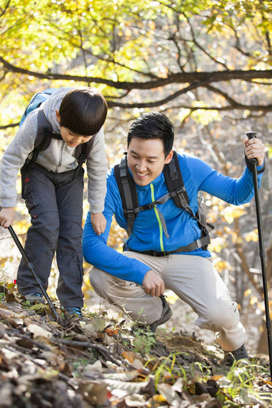 东方人,儿童,成年人,两个人,家庭,父母,父亲,儿子,站,蹲,笑,攀登,微笑,露齿笑,竖图,室外,白天,正面,运动服,旅游,度假,快乐,探险,幸福,纯洁,美景,森林,山,树林,北京,中国,亚洲,行人,游客,游人,连接,握,服装,检查,景观,郊区,俯身,注视,休闲装,娱乐,路人,旅客,树,树叶,小孩,衣服,黄色,自然,背包,观察,看,站着,享受,休闲,健康,温暖,温馨,父子,一家人,景色,放松,活力,可爱,亲密,探索,童年,童趣,握着,摄影,服饰,生活方式,查看,观看,发现,生态,和睦,察看,专心,享乐,衣着,愉悦,穿着,关注,自然风光,亲情,户外活动,童真,东亚,烂漫,无邪,背包客,陪同,搜寻,登山杖,衣饰,罕见,陪伴,荒僻,偏僻,偏远,过客,冷僻,冒险,天真,男孩,男人,男性,年轻男性,亚洲人,中国人,孩子,年轻人,秋天,休闲活动,爬山,站立,彩图,全身,旅行,欢乐,融洽,男生,运动装,背包族,好奇心,伴随,bj175