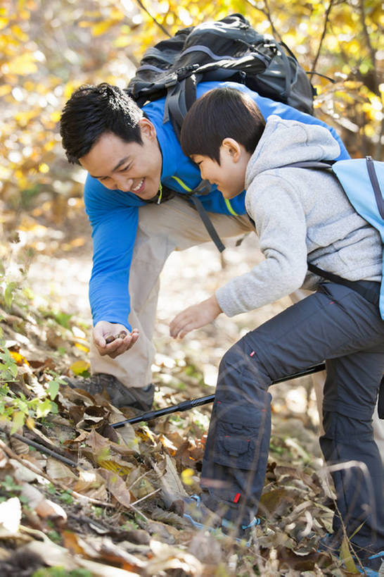 东方人,儿童,成年人,两个人,家庭,父母,父亲,儿子,站,笑,攀登,微笑,露齿笑,竖图,室外,白天,侧面,运动服,旅游,度假,快乐,探险,幸福,纯洁,石头,美景,森林,山,树林,北京,中国,亚洲,行人,游客,游人,连接,握,服装,检查,景观,郊区,俯身,注视,休闲装,娱乐,路人,旅客,树,树叶,小孩,衣服,黄色,自然,背包,观察,看,站着,享受,休闲,健康,温暖,温馨,父子,一家人,景色,放松,活力,可爱,亲密,探索,童年,童趣,握着,摄影,服饰,生活方式,查看,观看,发现,生态,和睦,察看,专心,享乐,衣着,愉悦,穿着,关注,自然风光,亲情,出示,户外活动,童真,东亚,烂漫,无邪,背包客,陪同,搜寻,登山杖,衣饰,罕见,陪伴,荒僻,偏僻,偏远,过客,冷僻,冒险,天真,男孩,男人,男性,年轻男性,亚洲人,中国人,孩子,年轻人,秋天,休闲活动,爬山,说话,站立,彩图,全身,旅行,欢乐,融洽,男生,运动装,背包族,好奇心,伴随,bj175