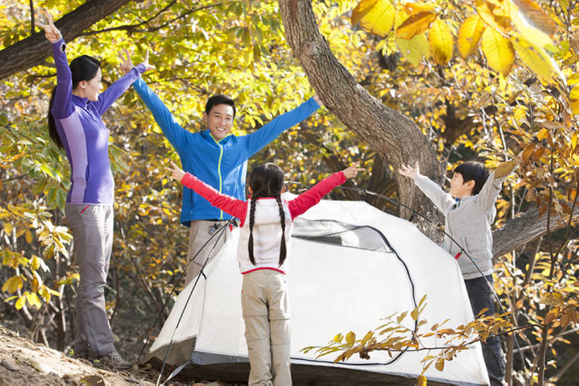 东方人,儿童,成年人,四个人,家庭,夫妻,父母,母亲,父亲,女儿,儿子,兄弟,姐妹,站,举,笑,微笑,露齿笑,横图,室外,白天,侧面,运动服,爱情,旅游,度假,快乐,兴奋,幸福,纯洁,骄傲,成功,胜利,美景,森林,树林,北京,中国,亚洲,行人,游客,游人,连接,服装,欢呼,庆祝,帐篷,景观,郊区,浪漫,休闲装,娱乐,路人,旅客,刺激,树,树叶,小孩,衣服,黄色,自然,手势,托,站着,享受,休闲,健康,温暖,温馨,父子,母子,一家人,面对面,景色,恩爱,放松,父爱,活力,可爱,母爱,亲密,童年,童趣,自信,恋人,摄影,服饰,生活方式,生态,和睦,享乐,衣着,愉悦,穿着,自然风光,亲情,露营,野营,户外活动,童真,东亚,烂漫,无邪,陪同,宿营,完成,衣饰,罕见,陪伴,荒僻,偏僻,偏远,过客,冷僻,天真,男孩,男人,男性,年轻男性,年轻女性,女孩,女人,女性,亚洲人,中国人,孩子,年轻人,夫妇,情侣,全家福,秋天,休闲活动,举起,举手,举着,向上举,向上伸,向上托,站立,彩图,全身,旅行,欢乐,开心,伴侣,融洽,男生,打手势,运动装,结尾,伴随,bj175