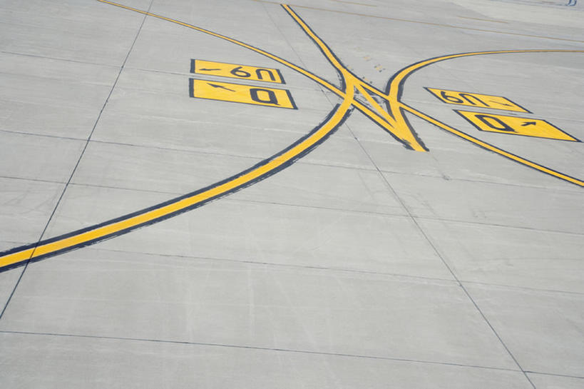 无人,机场,横图,室外,白天,留白,飞机场,上海,中国,标志,地面,方向,运输,摄影,彩图,高角度拍摄,飞机跑道,bj175