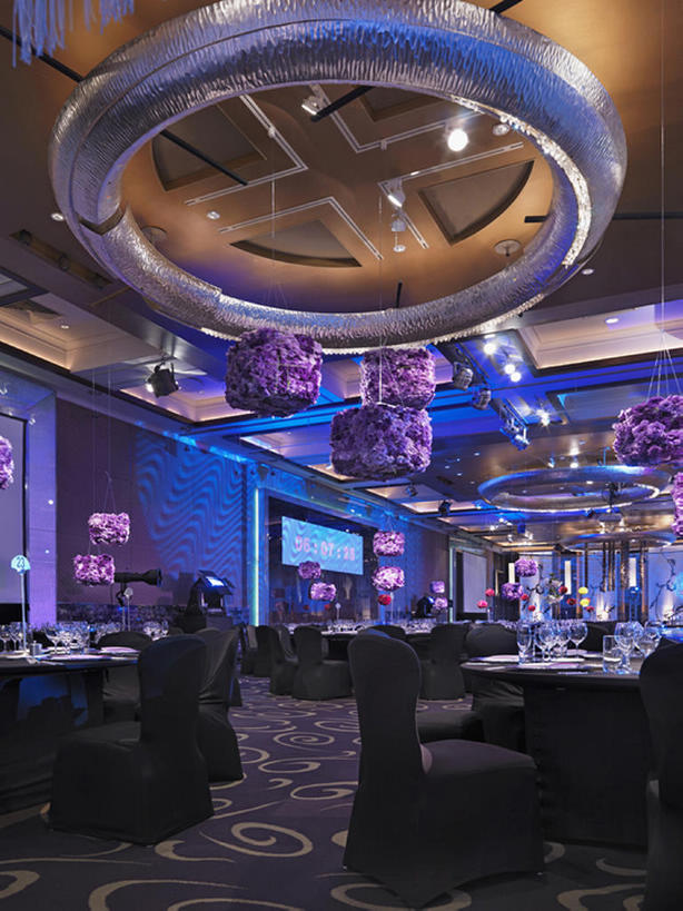 无人,竖图,室内,白天,别墅,餐桌,地毯,家具,天花板,桌子,酒店,椅子,一排,许多,吊挂,悬挂,整齐,装饰,圆形,饭厅,很多,挂,干净,现代,座位,排列,紫色,装饰物,摄影,高雅,住房,风格,队列,华贵,彩图,餐馆,上层阶级,bj175