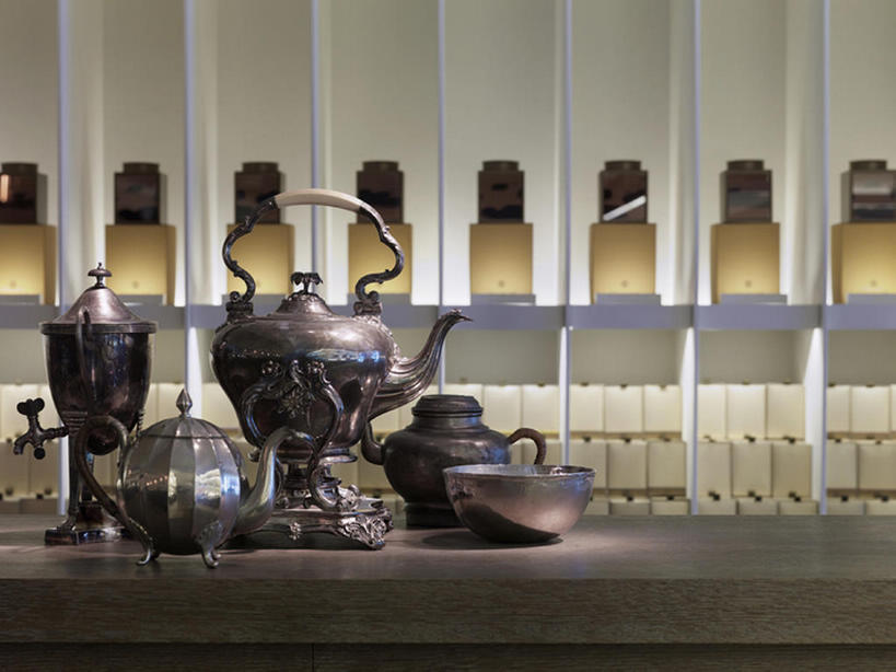 无人,商店,横图,室内,时尚,重复,桌子,建筑,台湾,一排,整齐,装饰,干净,现代,布置,架子,建筑物,排列,茶壶,容器,装饰物,碗,零售,摄影,古董,铜,风格,队列,华贵,台北,陈列室,设计,彩图,当代,bj175