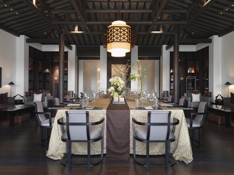 无人,横图,室内,餐桌,家具,天花板,桌子,餐具,椅子,一排,吊挂,悬挂,整齐,装饰,灯笼,圆柱,饭厅,挂,干净,座位,桌布,排列,摄影,高雅,风格,队列,华贵,古典风格,彩图,餐馆,bj175