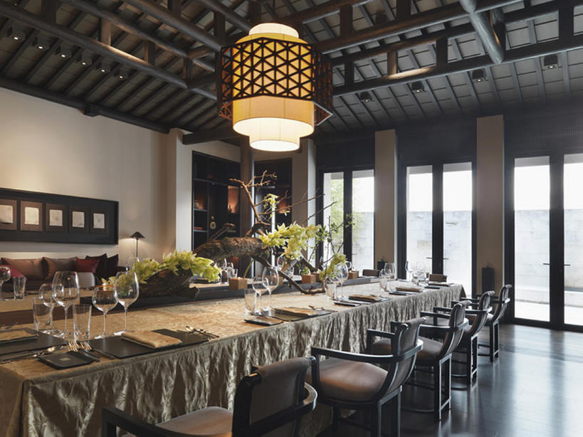 无人,横图,室内,餐桌,家具,门,桌子,餐具,椅子,一排,吊挂,悬挂,整齐,装饰,灯笼,饭厅,挂,干净,座位,桌布,排列,装饰物,摄影,高雅,风格,葡萄酒杯,队列,华贵,古典风格,嫩枝,彩图,餐馆,bj175