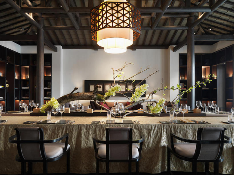 无人,横图,室内,餐桌,家具,桌子,餐具,椅子,一排,吊挂,悬挂,整齐,装饰,灯笼,饭厅,挂,干净,座位,桌布,排列,装饰物,摄影,高雅,风格,队列,华贵,古典风格,嫩枝,彩图,餐馆,bj175