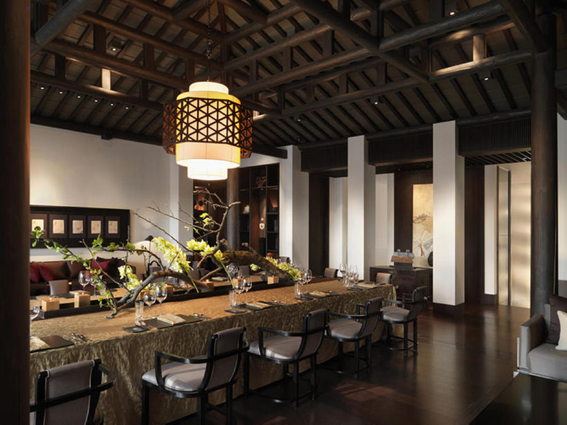 无人,横图,室内,餐桌,家具,桌子,餐具,椅子,一排,吊挂,悬挂,整齐,装饰,灯笼,饭厅,挂,干净,座位,桌布,排列,装饰物,摄影,高雅,风格,队列,华贵,古典风格,嫩枝,彩图,餐馆,bj175