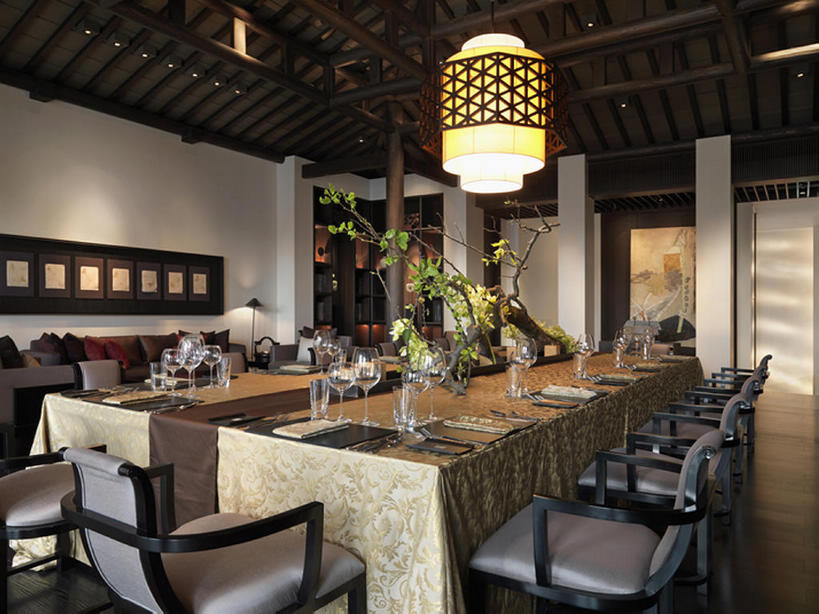 无人,横图,室内,餐桌,家具,桌子,餐具,椅子,一排,吊挂,悬挂,整齐,装饰,灯笼,饭厅,挂,干净,座位,桌布,排列,装饰物,摄影,高雅,风格,队列,华贵,古典风格,嫩枝,彩图,餐馆,bj175