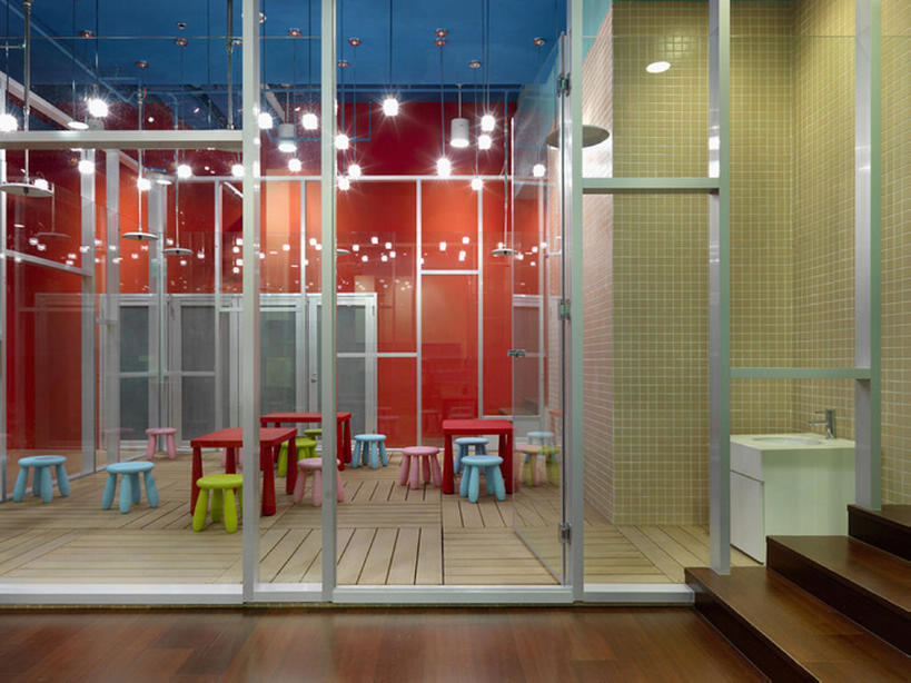 无人,学校,横图,彩色,室内,时尚,家具,桌子,台湾,一排,吊挂,悬挂,整齐,教育,挂,干净,建筑物,座位,排列,灯具,童年,幼儿园,摄影,五颜六色,吧椅,保护,色彩斑斓,风格,照明设备,队列,五彩缤纷,五彩斑斓,五光十色,设计,彩图,当代,bj175