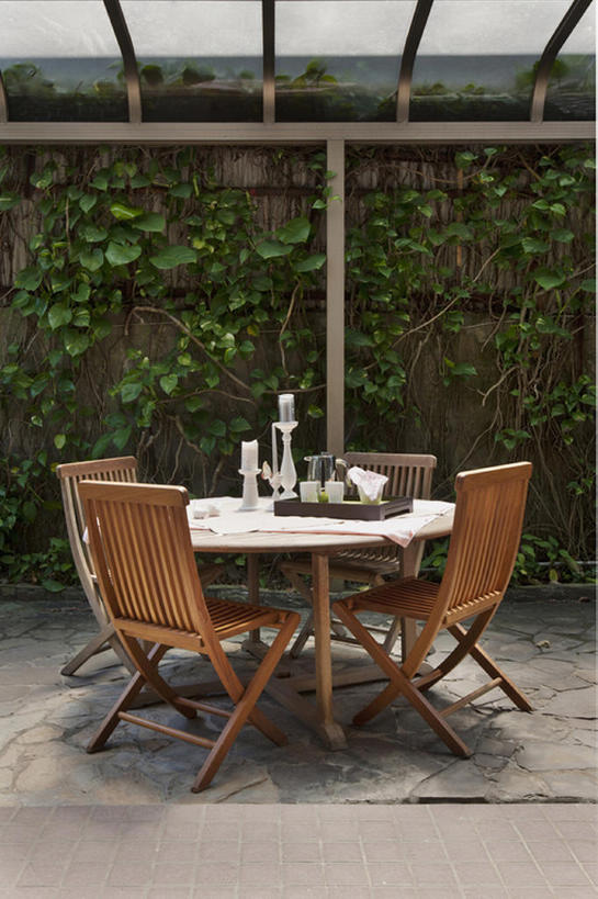 无人,竖图,室外,白天,植物,阳台,桌子,椅子,一排,整齐,院子,常春藤,干净,布置,树叶,排列,绿色,休闲,放松,摄影,队列,后院,彩图,当代,bj175