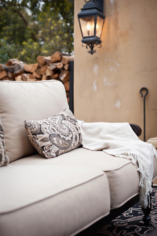 无人,竖图,室外,特写,白天,家具,沙发,美国,壁灯,院子,座位,枕头,舒服,米色,摄影,生活方式,舒适,住房,风格,软垫,彩图,bj175